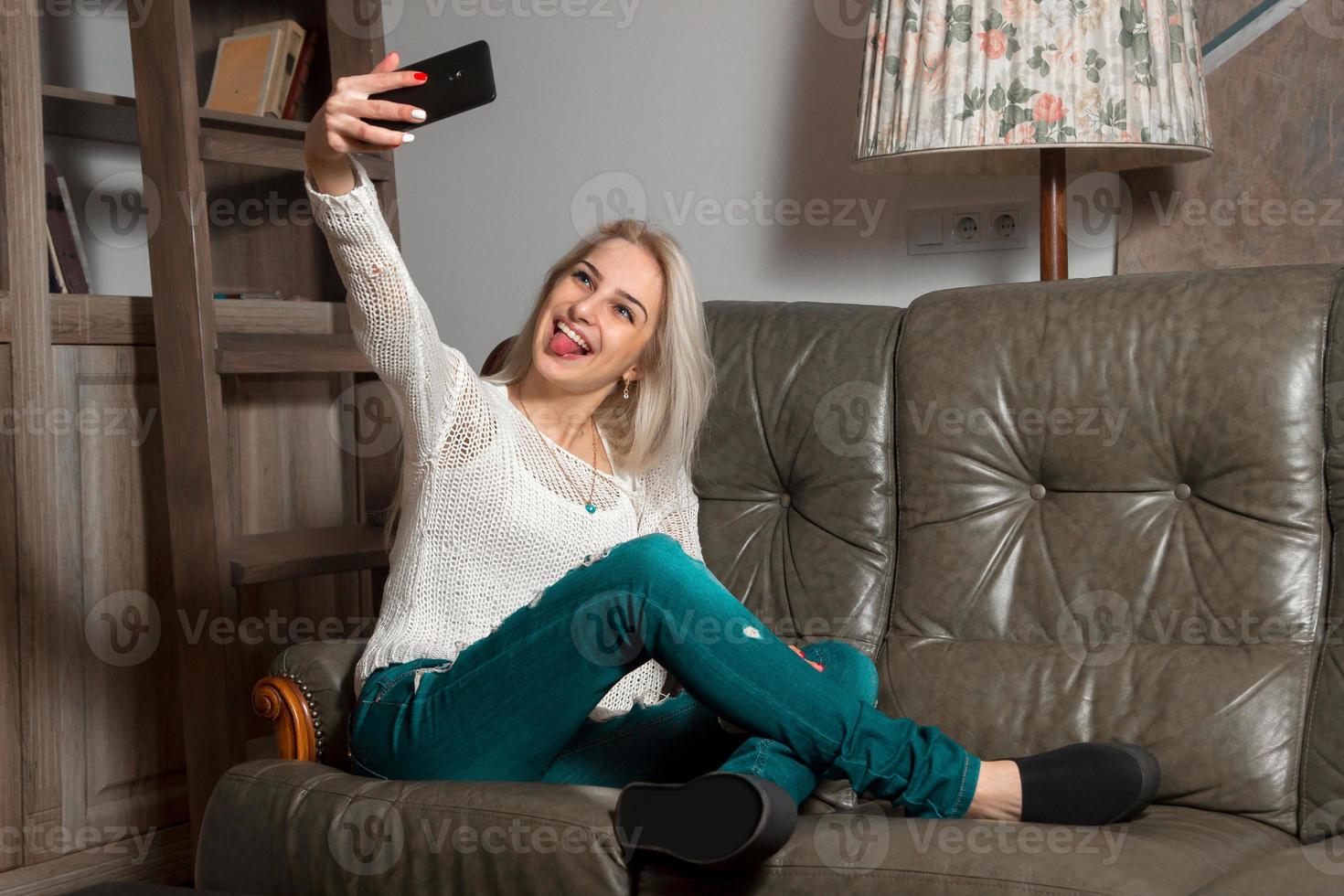 menina loira está fazendo selfie foto