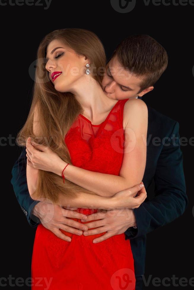 homem está beijando o pescoço da mulher foto