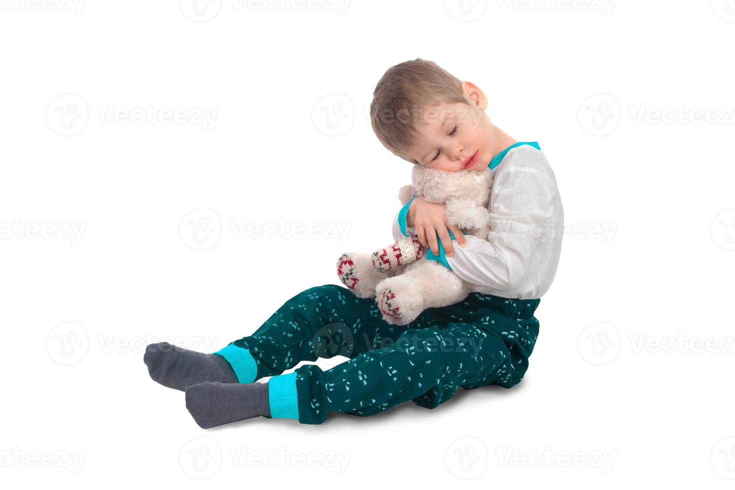 menino com um brinquedo de pelúcia foto