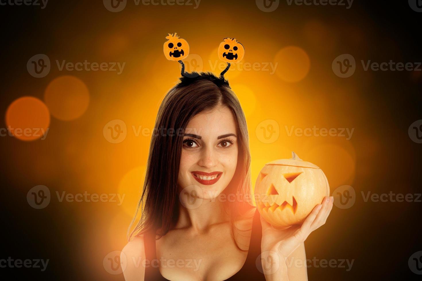 garota feliz em roupas de estilo halloween foto