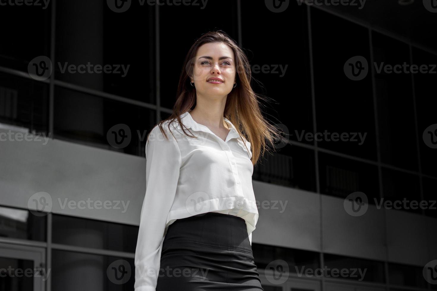 linda garota de camisa branca e saia preta fica na rua foto