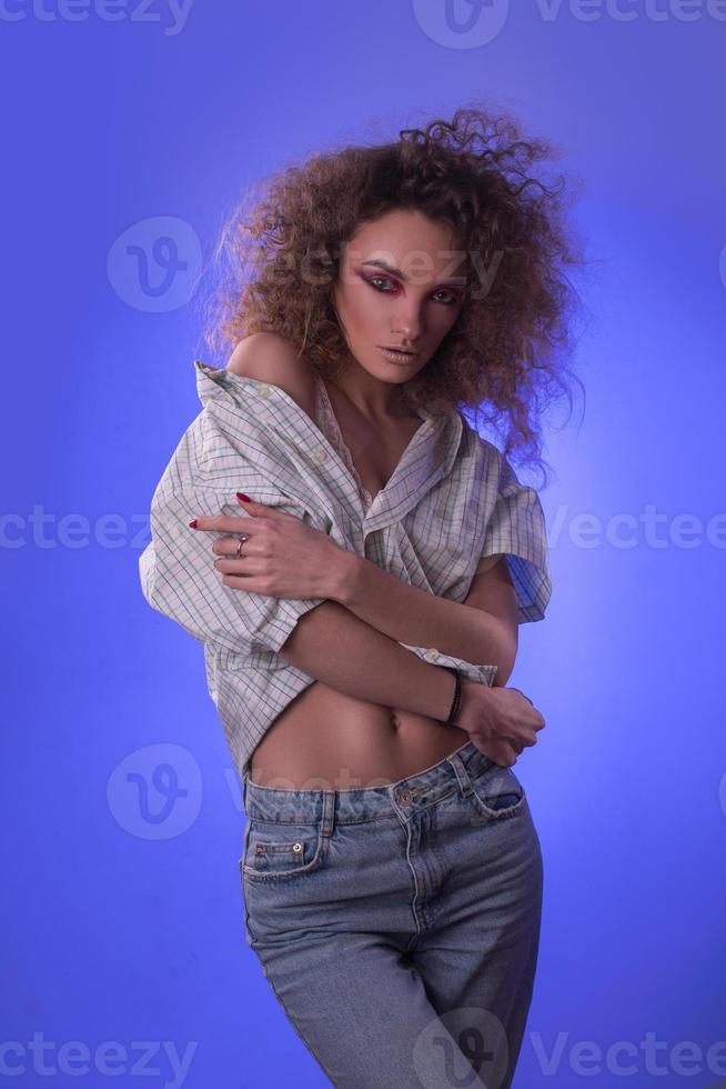 linda jovem com penteado afro e maquiagem colorida foto