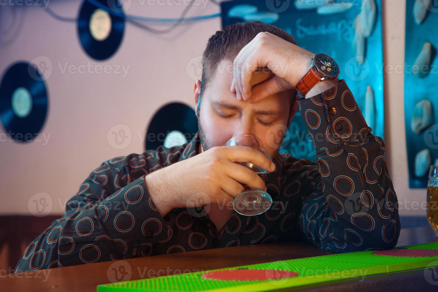 homem triste elegância beber conhaque em bar foto