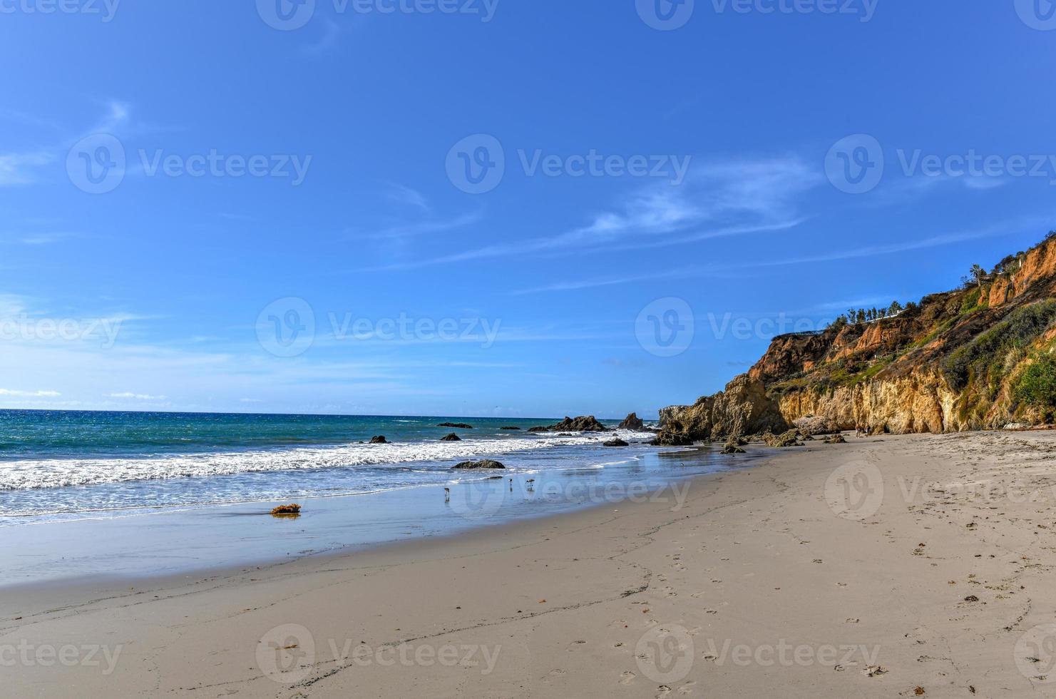 linda e romântica praia do estado de el matador em malibu, sul da califórnia foto