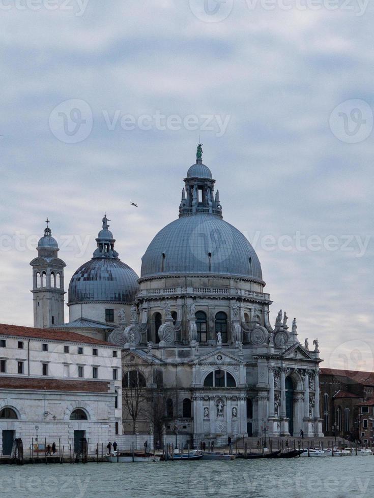 grande canal e basílica santa maria della salute em veneza, itália foto