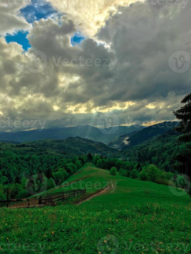 montanha e os raios de sol foto