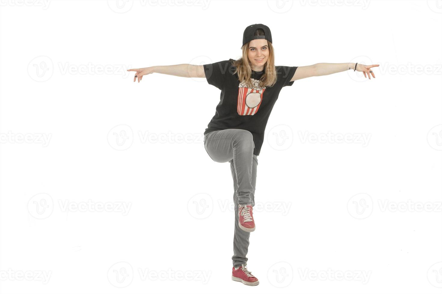 garota equilíbrio em pé em uma perna foto