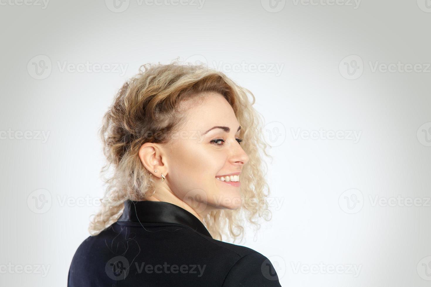 retrato de mulher de beleza com cabelo loiro encaracolado sorrindo foto