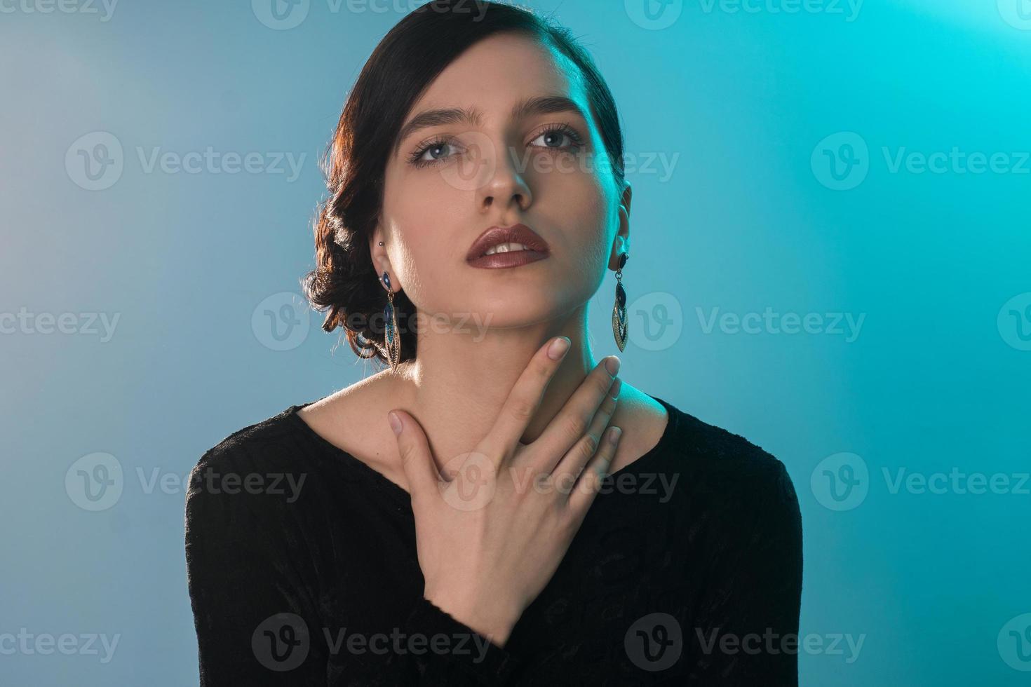 jovem de beleza com cabelo curto no estúdio foto