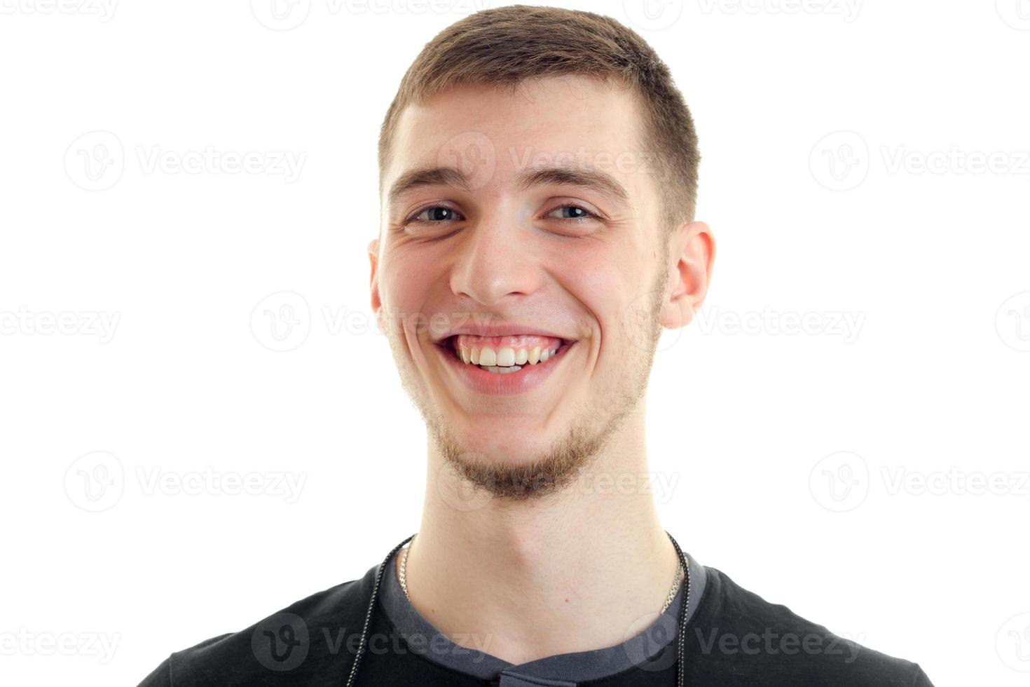 jovem bonito é sorrisos alegres em close-up da câmera foto