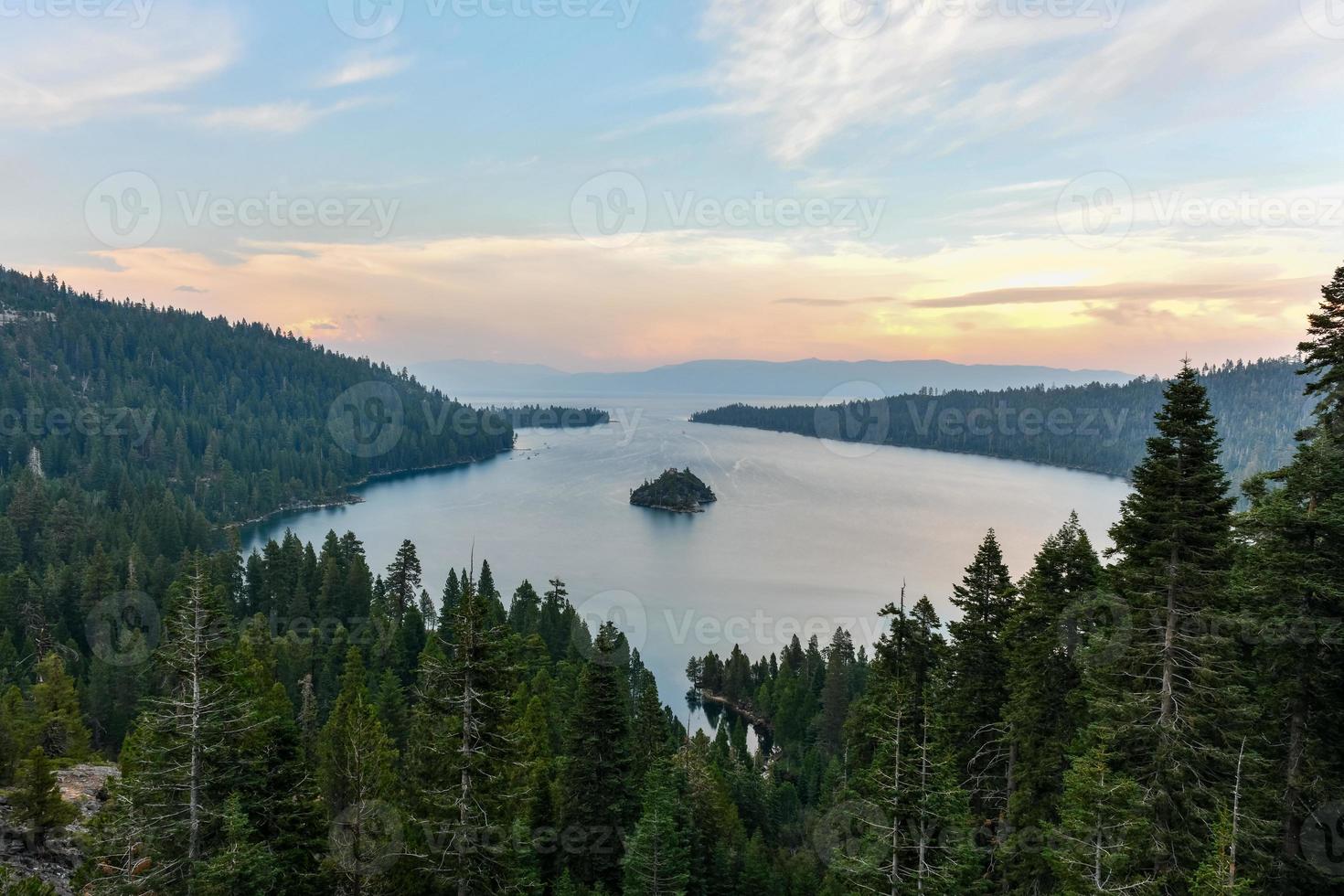 o emerald bay state park é um parque estadual da califórnia nos estados unidos, centrado na emerald bay de lake tahoe, um marco natural nacional. foto