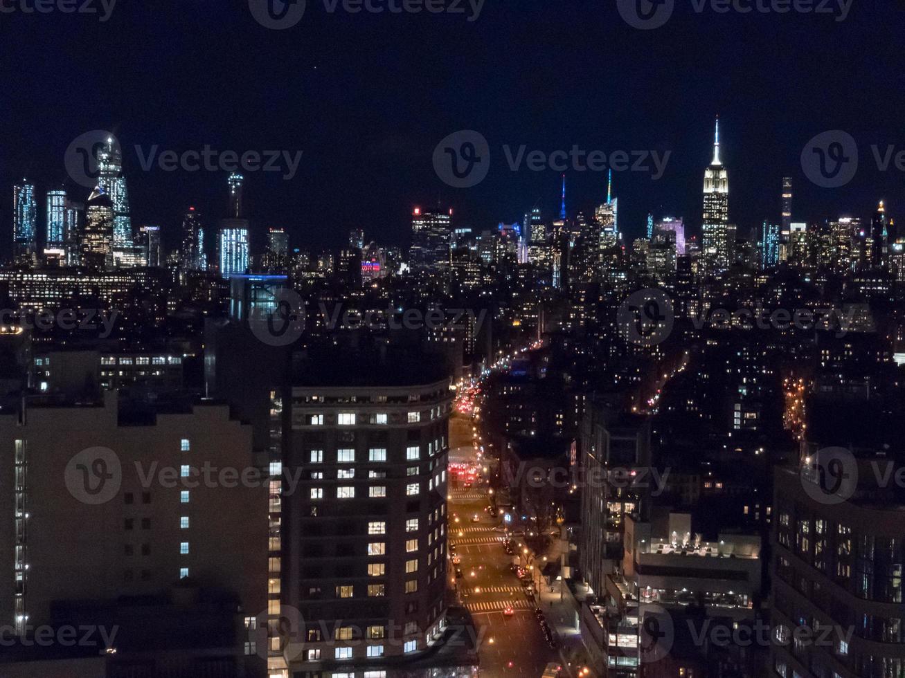 vista aérea do centro de manhattan do centro de manhattan, nova york à noite. foto