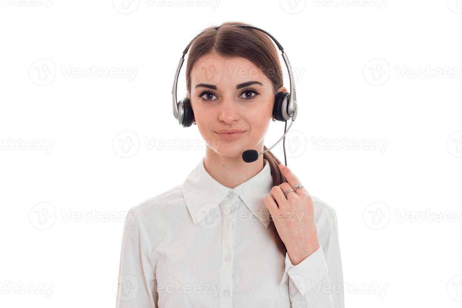 retrato da menina morena bonita do trabalhador do call center com fones de ouvido e microfone isolado no fundo branco foto