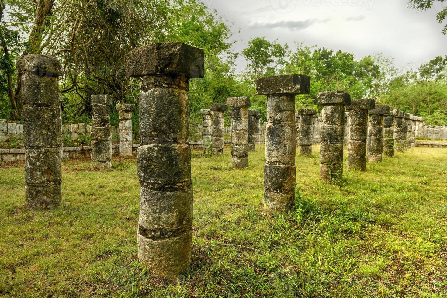 o mercado em chichen itza, um grande edifício com colunas e um espaçoso pátio interno, construído no estilo maia-tolteca 900-1200 dC. foto