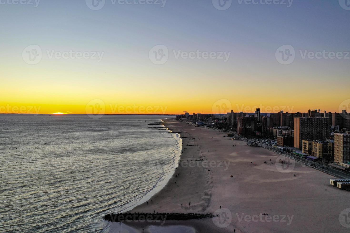 vista aérea do pôr do sol na praia de brighton em brooklyn, nova york. foto