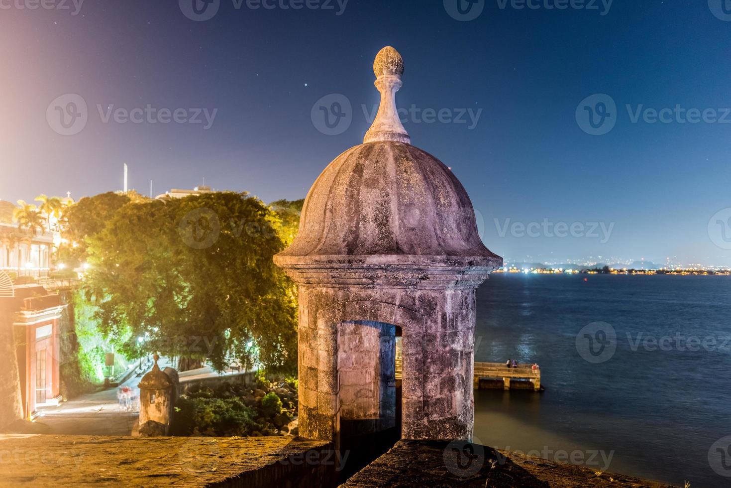 torre de observação ao longo das muralhas da velha san juan, porto rico da plaza de la rogativa com vista para o portão de san juan. foto