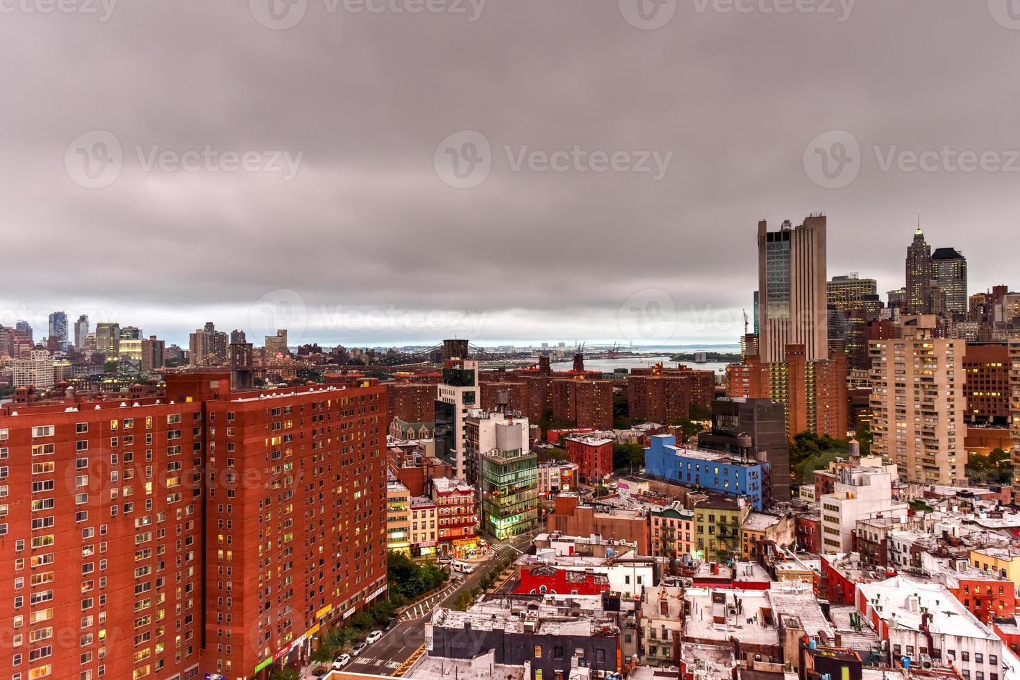 vista do horizonte de manhattan à noite quando o anoitecer se aproxima. foto