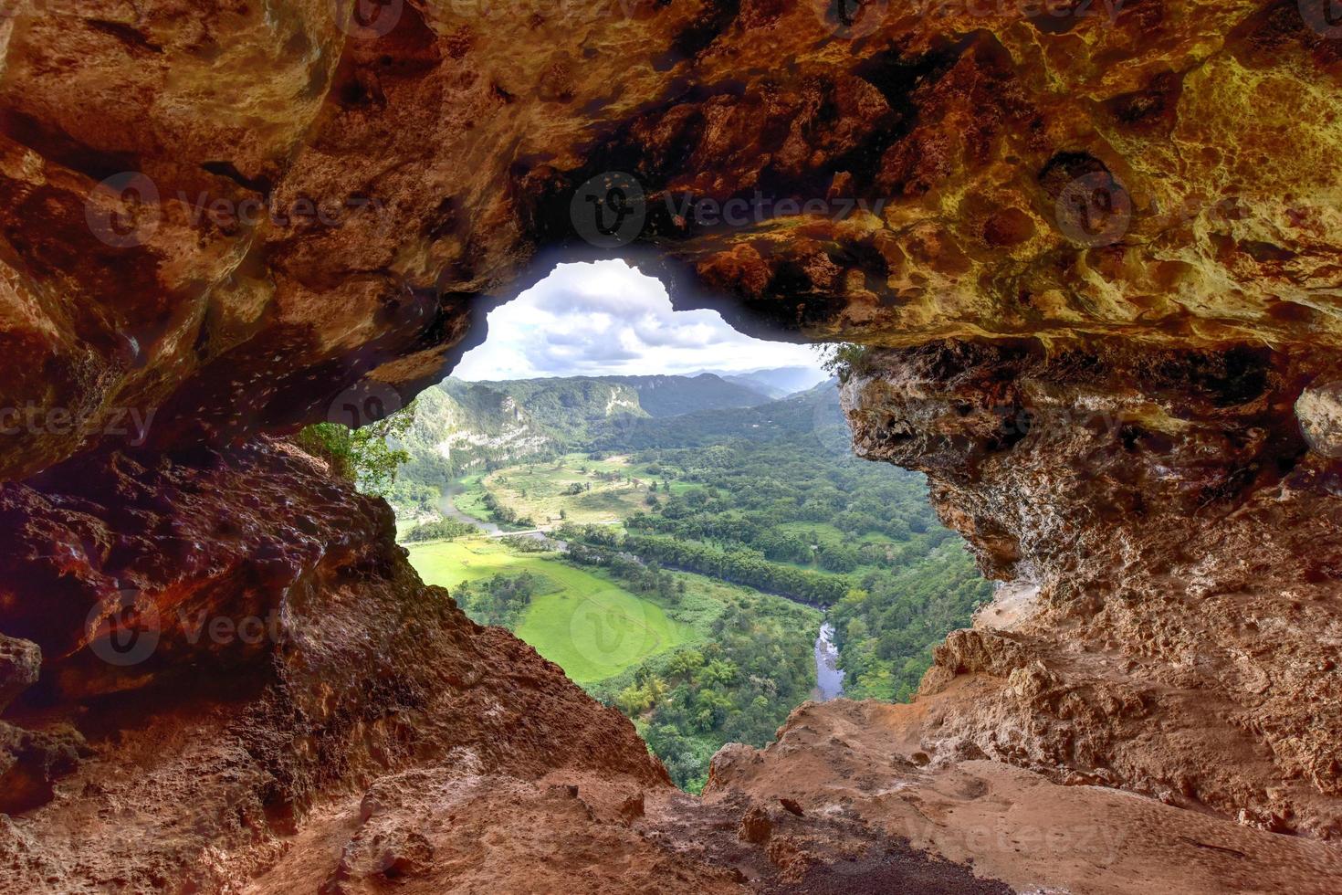 vista através da caverna da janela em arecibo, porto rico. foto