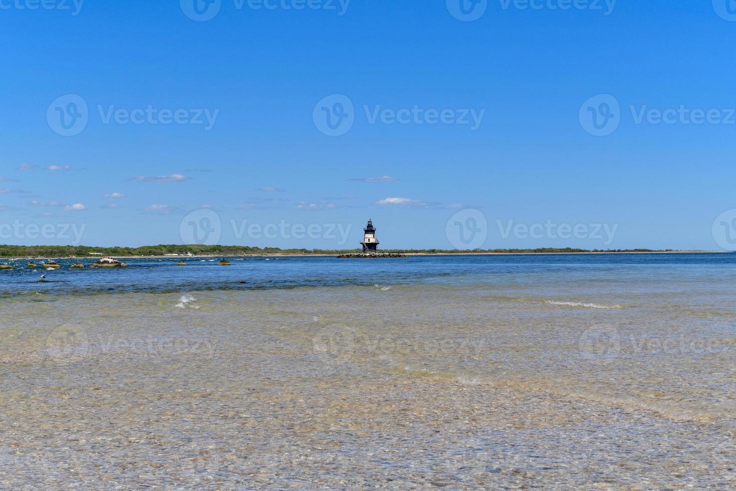 vista do mar com o farol orient point em long island, nova york. orient é a cidade mais a leste da pitoresca bifurcação norte de long island. foto