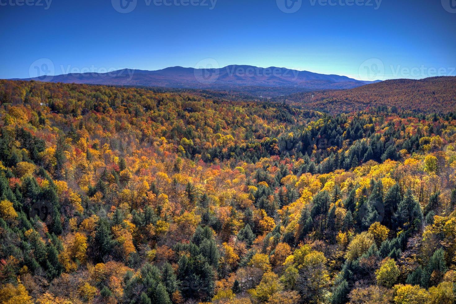 vista panorâmica aérea da folhagem de outono de pico em stowe, vermont. foto