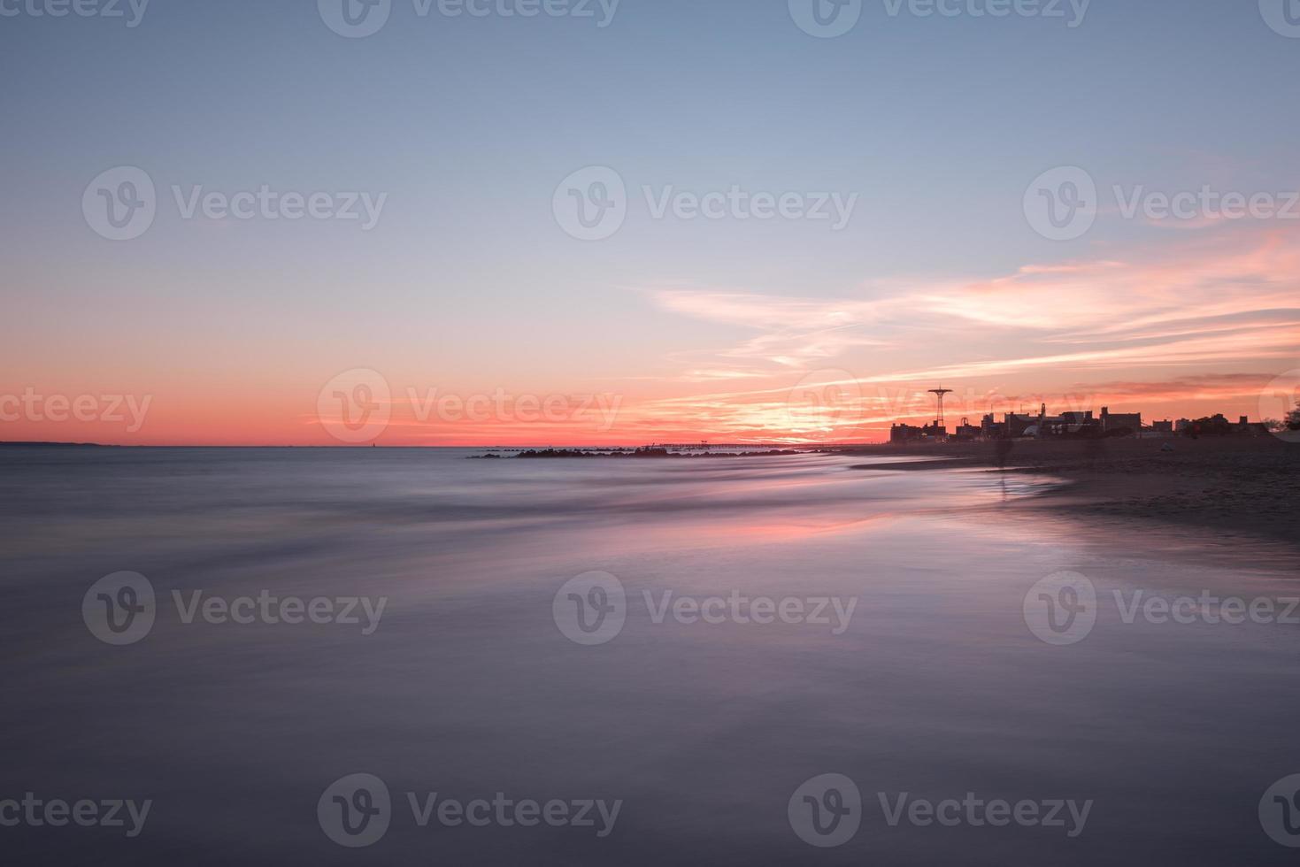 pôr do sol na praia de coney island em brooklyn, nova york. foto