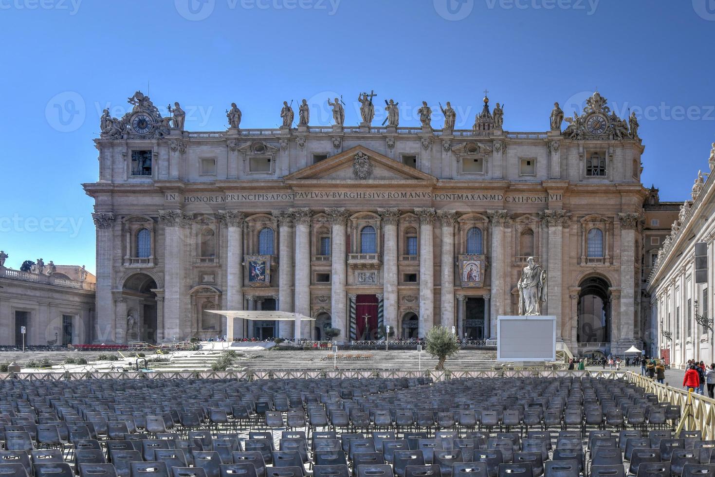 basílica e praça de são pedro em preparação para a celebração da páscoa na cidade do vaticano. foto