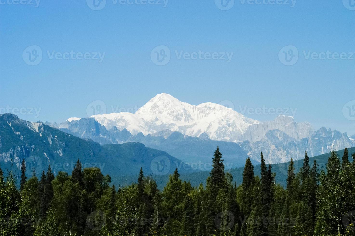 vista panorâmica das montanhas ao redor de talkeetna, alasca foto