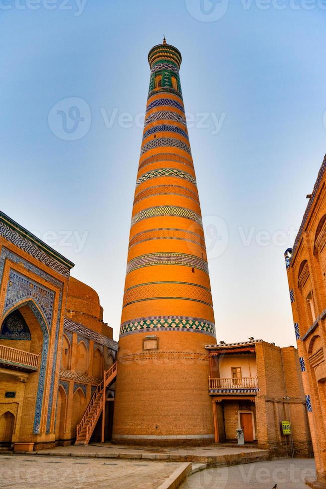 a arquitetura da madrassa da cidade velha e o minarete islam khoja. foto