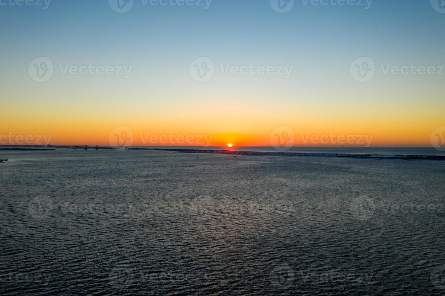 vista aérea de uma praia de coney island coberta de neve durante o inverno ao nascer do sol em brooklyn, nova york foto