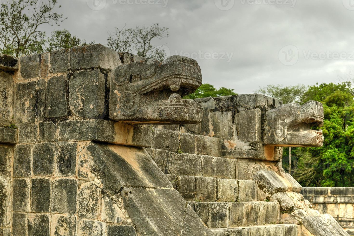 a plataforma das águias e onças em chichen itza, méxico. foto