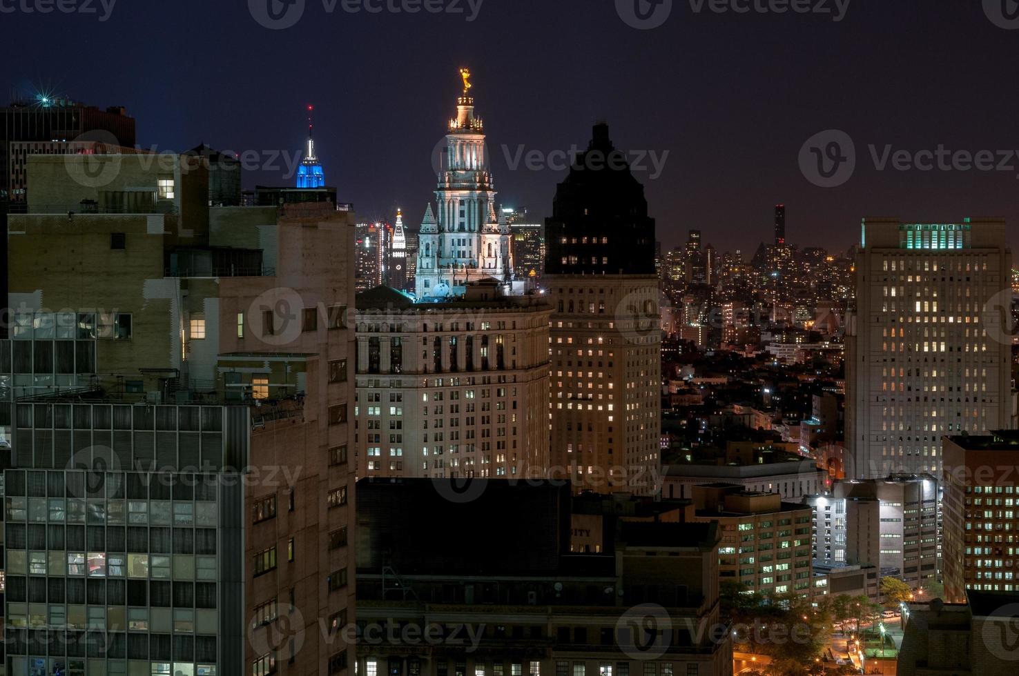 torres de escritórios no centro de manhattan em nova york à noite foto