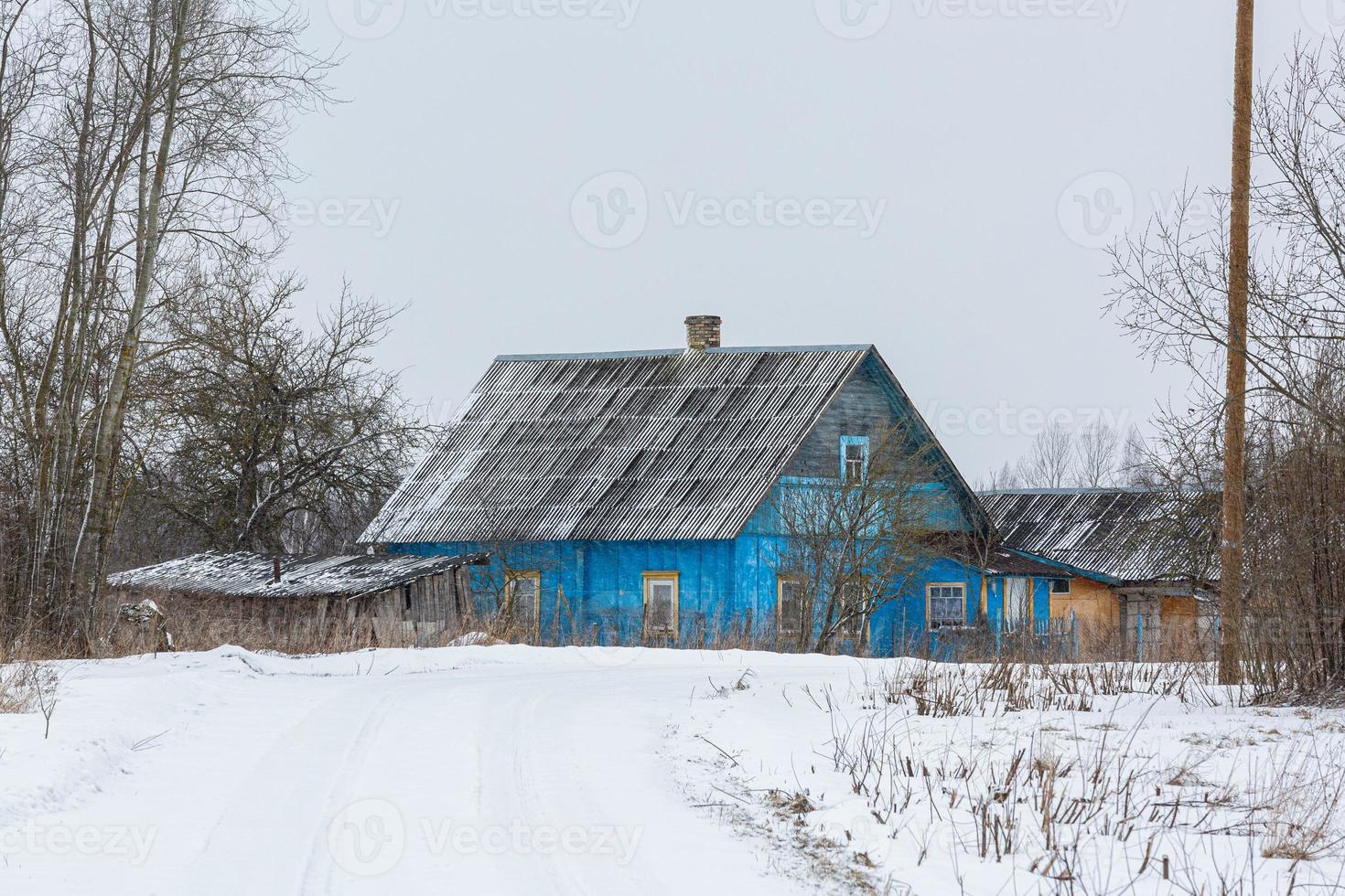 paisagem da aldeia rural letã em latgale no inverno foto