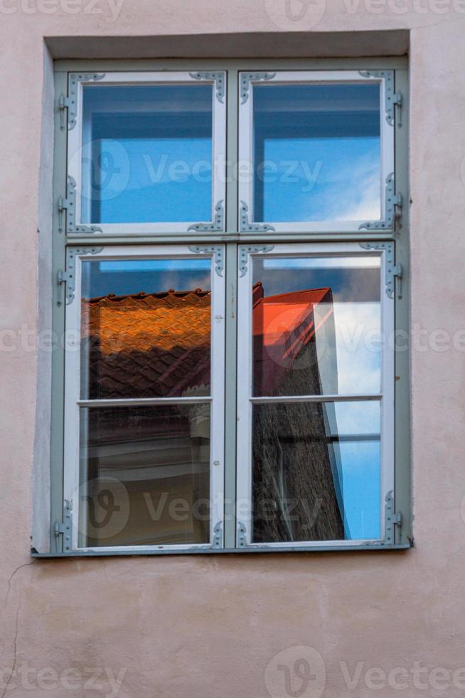 cidade velha de tallinn na noite de verão foto