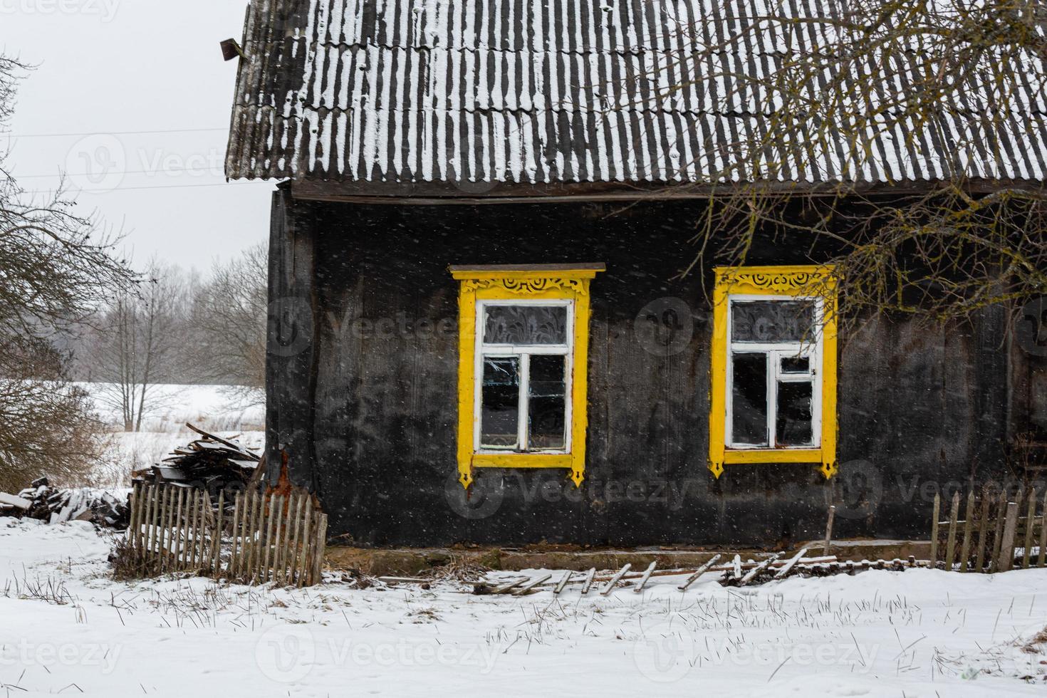 paisagem da aldeia rural letã em latgale no inverno foto