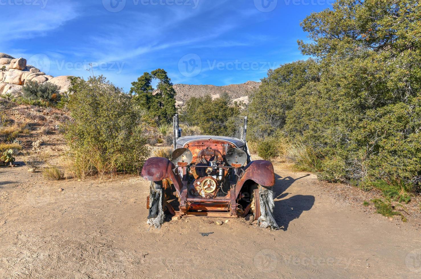 equipamentos e minas abandonados ao longo da trilha do moinho de wall street no parque nacional joshua tree, califórnia. foto