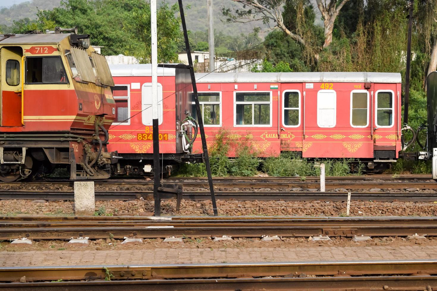 kalka, haryana, índia 14 de maio de 2022 - motor de locomotiva diesel de trem de brinquedo indiano na estação ferroviária de kalka durante o dia, motor de locomotiva diesel de trem de brinquedo kalka shimla foto