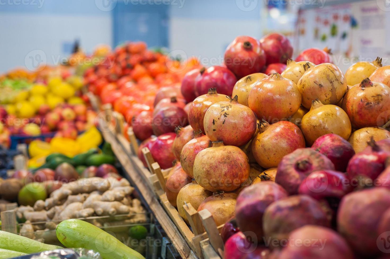 mercado de frutas com várias frutas e legumes frescos coloridos foto