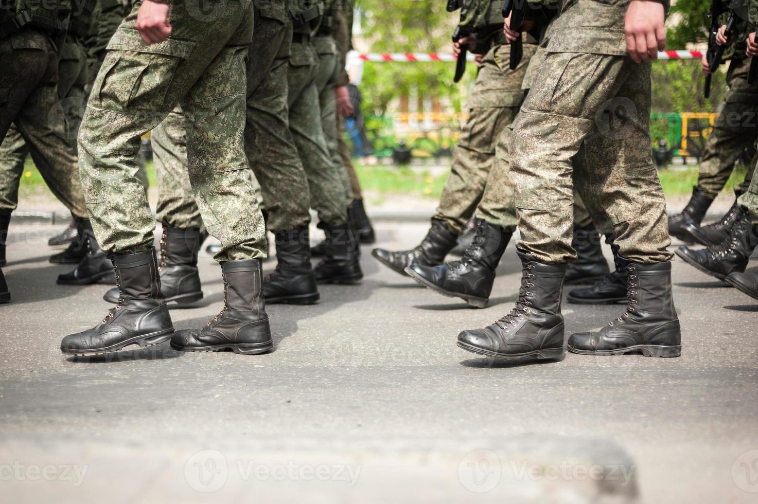 soldados marchando em botas militares foto