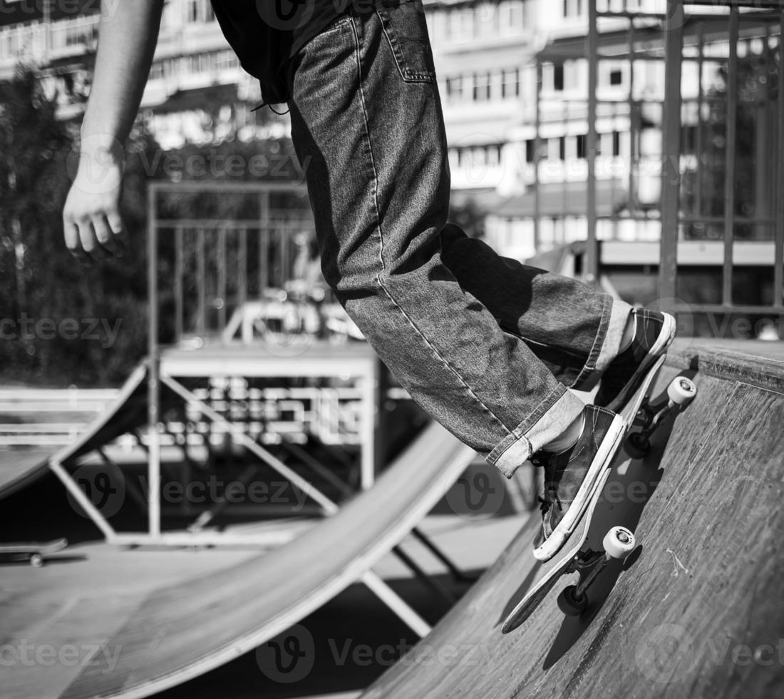 skatista faz manobra com salto na rampa. skatista voando no ar foto