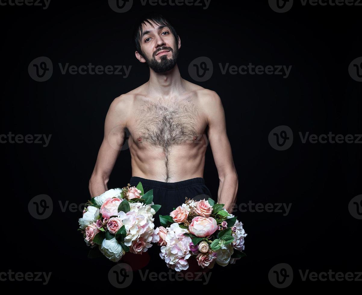 jovem com flores em fundo preto foto