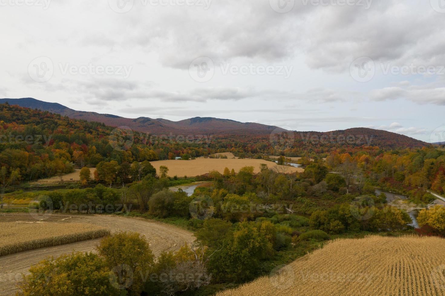 vista aérea de campos de milho em vermont durante o outono. foto