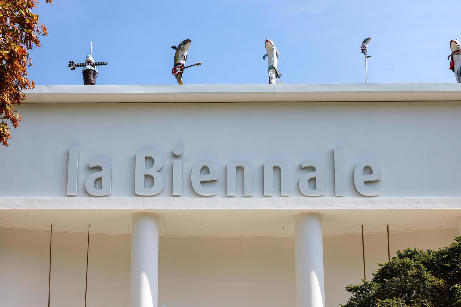 veneza, itália - 6 de setembro de 2022. a fachada do pavilhão central da bienal localizado em giardini, em veneza. Itália foto