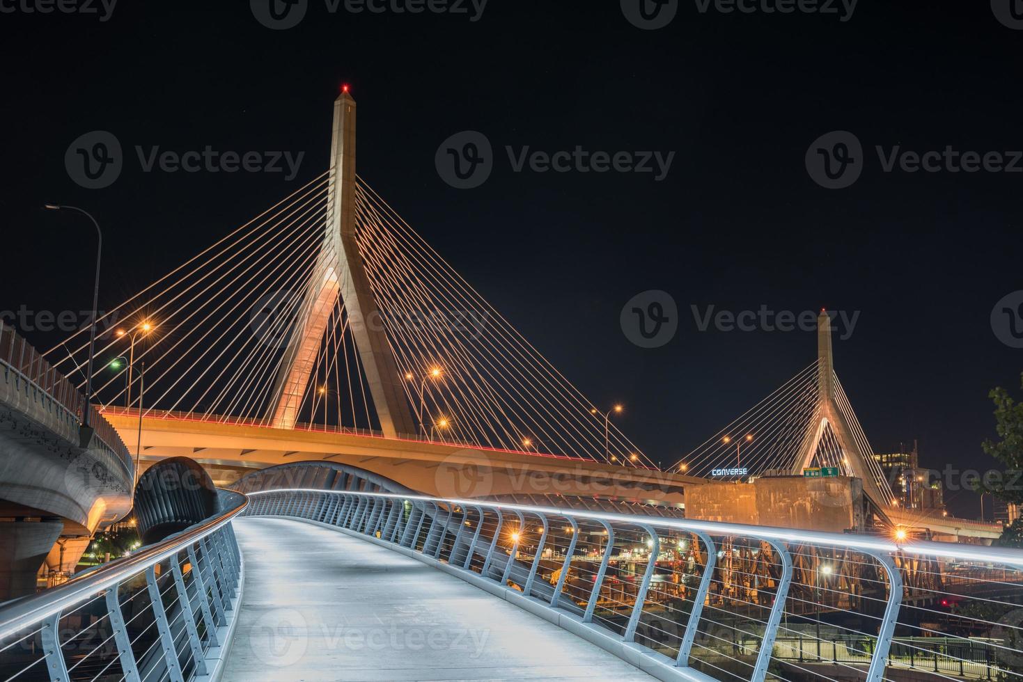 boston leonard pág. zakim bunker hill memorial bridge à noite em bunker hill massachusetts, eua. foto