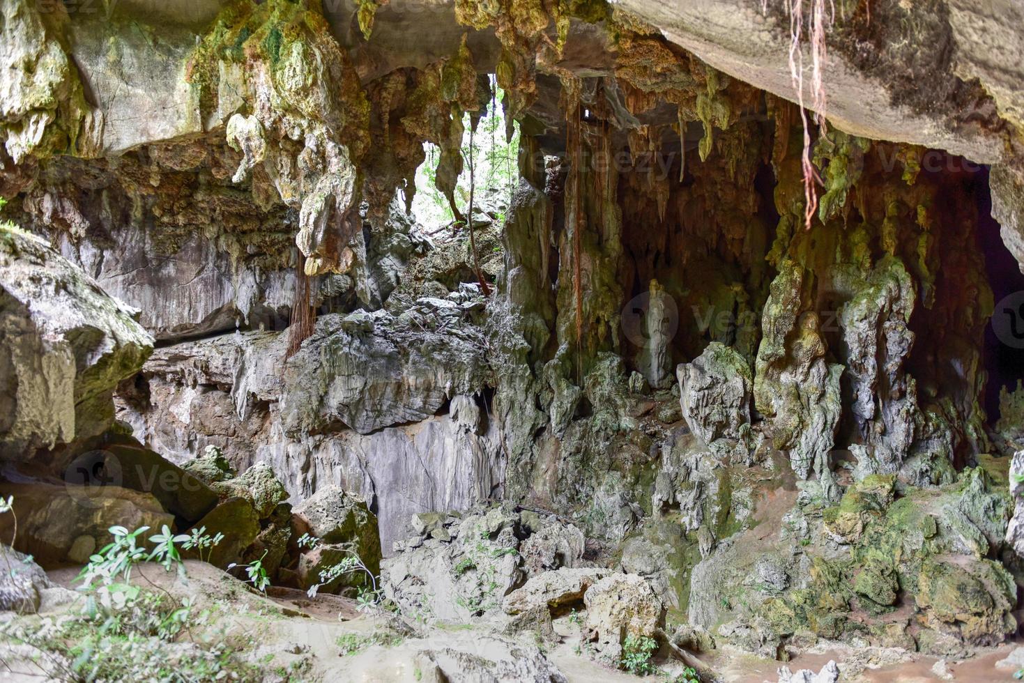 interior da caverna de saint thomas em viñales, cuba foto