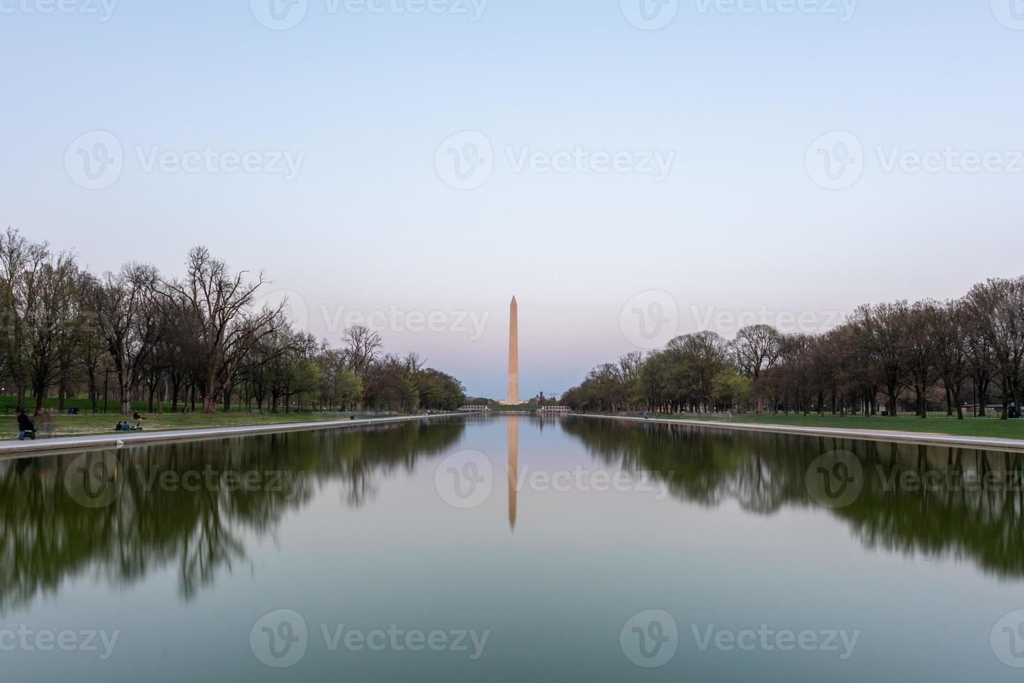 monumento de washington refletindo no espelho d'água do lincoln memorial ao pôr do sol em washington, dc. foto