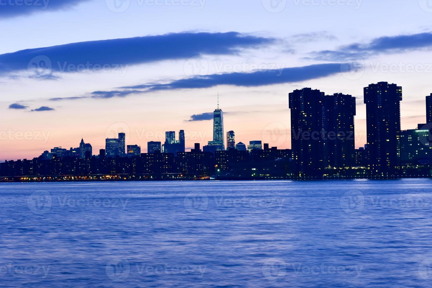 vista do horizonte da cidade de nova york do gantry park, long island city, queens. foto