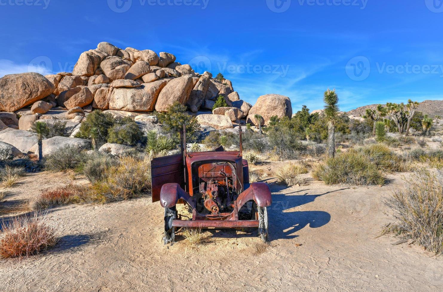 equipamentos e minas abandonados ao longo da trilha do moinho de wall street no parque nacional joshua tree, califórnia. foto