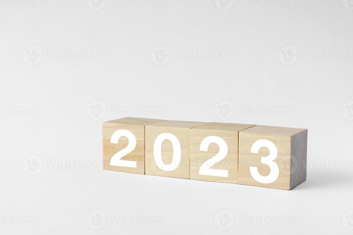 Conceito de crescimento crescente de negócios em 2023 para o sucesso. passo de bloco de madeira com conceito de ícone sobre estratégia de negócios, plano de ação, objetivo e alvo, pilha de mão, projeto, visão. foto
