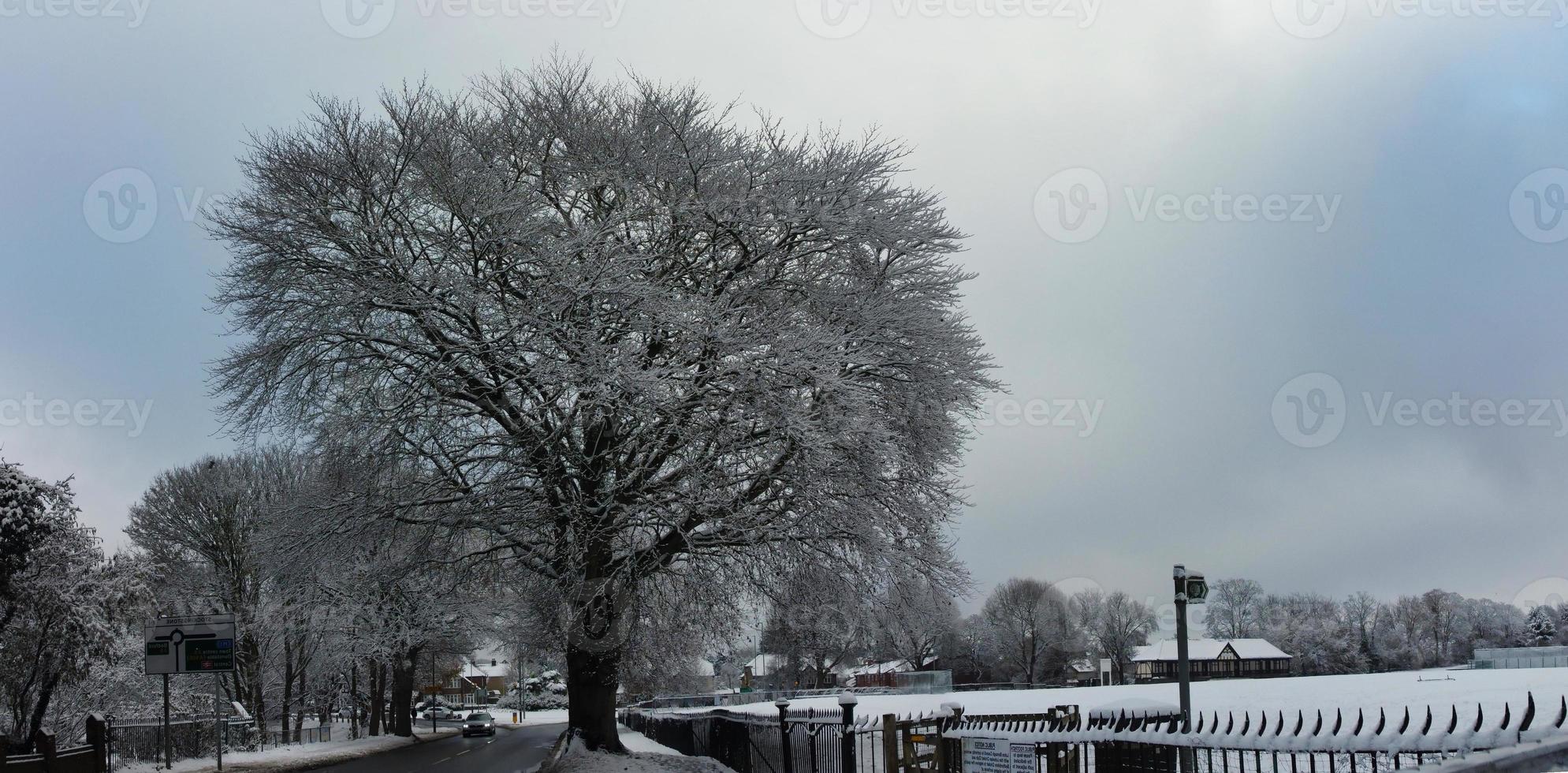 vista de alto ângulo da paisagem e da paisagem urbana de luton do norte coberta de neve, imagens aéreas da cidade de luton do norte da inglaterra reino unido após a queda de neve. a 1ª queda de neve deste inverno de 2022 foto