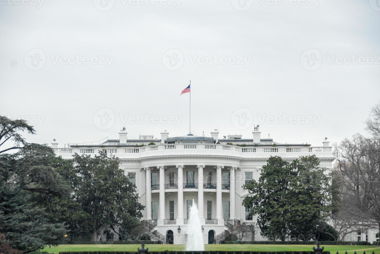 a casa branca em washington dc em um dia nublado. foto